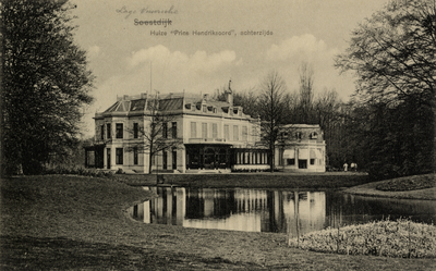 16134 Gezicht op de rechter- en achtergevel van het huis Prins Hendriksoord met omringend park (Soestdijkerweg 17) te ...